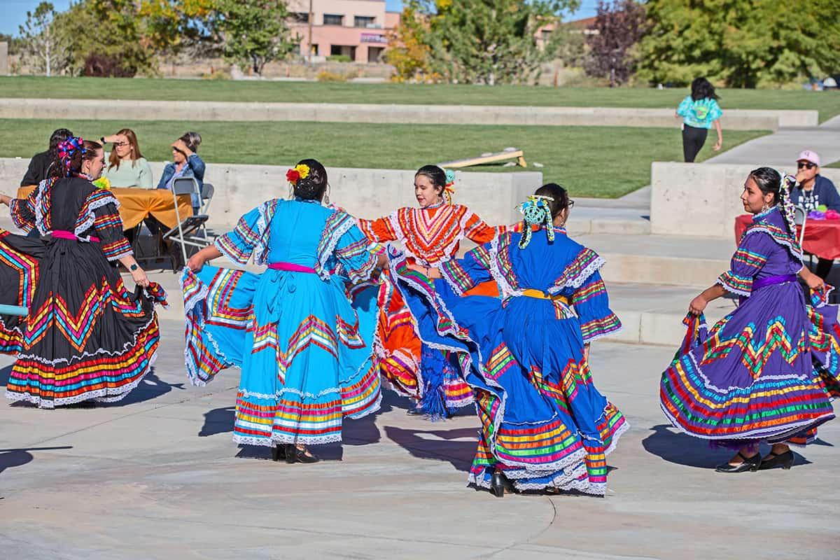 在太阳集团娱乐场登陆网站(San Juan College)学习共享广场(Learning Commons Square)举行的Fiesta at Sunset活动上，舞者表演传统的墨西哥民间舞蹈。.